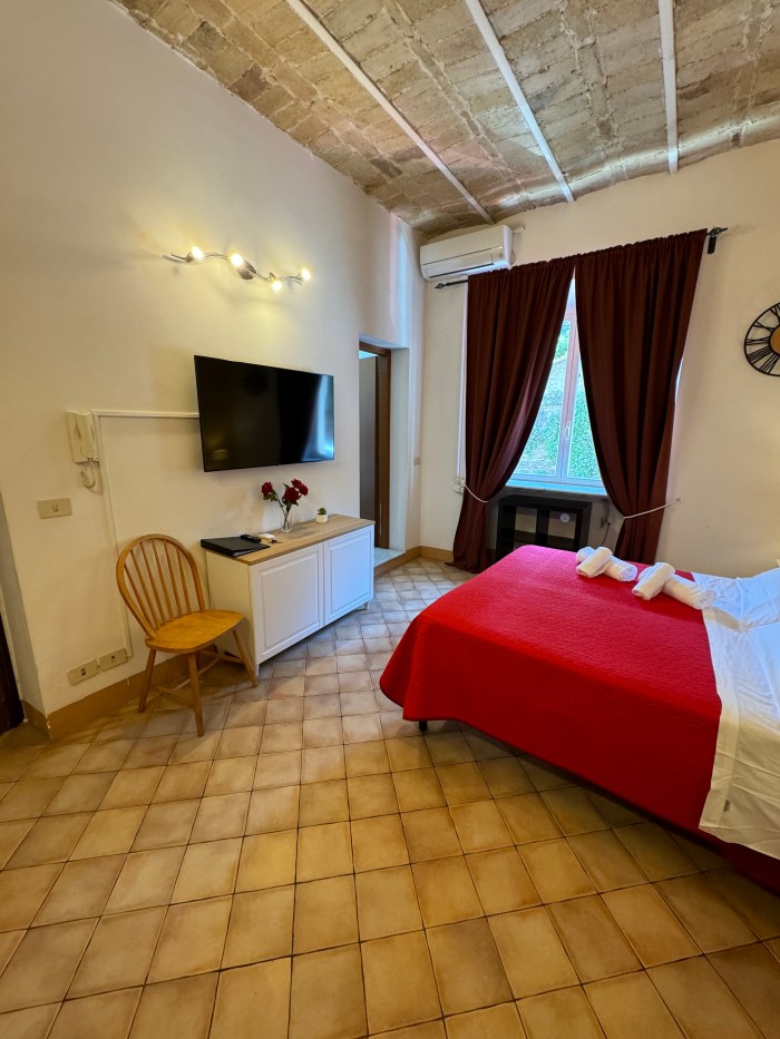 Monolocale luminoso con TV e aria condizionata vicino Bambino Gesù