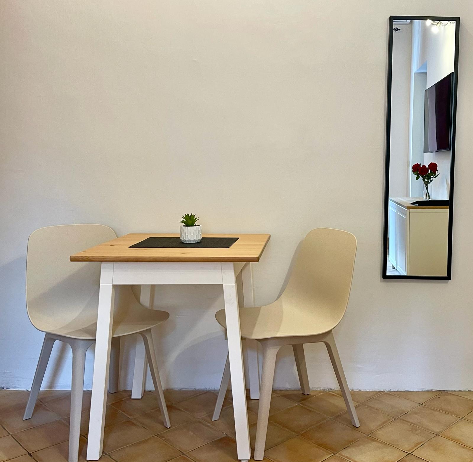 tavolo con sedie per pranzo alloggio vicino Bambin Gesu